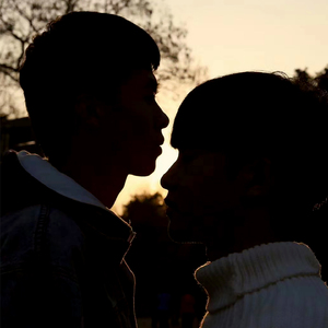 美女光着下体扒开内裤
